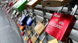 Schlösser an einer Brücke